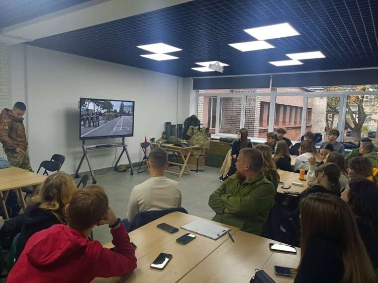 У Львівській області представники ТЦК агітують школярів вступати до військових навчальних закладів