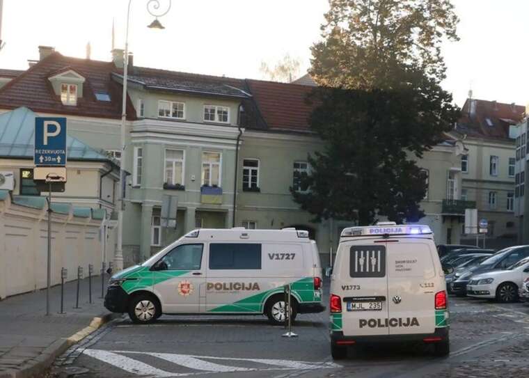 У Вільнюсі неадекватний чоловік підпалив двері Міноборони, Генпрокуратури та сміттєвий бак