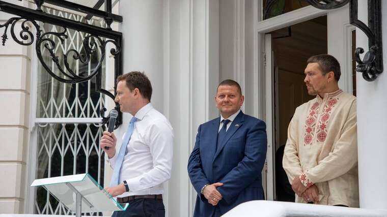 Найвищі 10 зарплат українських послів: Залужний заробляє 60 тисяч гривень на місяць