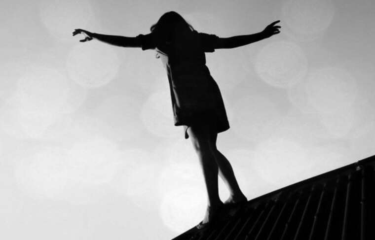 У Київській області 15-річна дівчина скоїла самогубство: стрибнула з багатоповерхівки