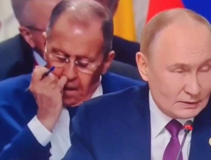 Лавров під час промови Путіна на БРІКС колупався у носі