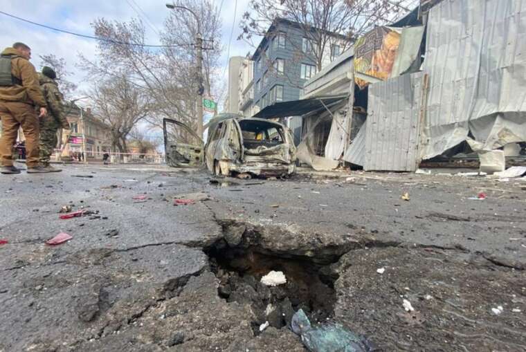 Окупанти обстріляли Центральний район Херсона: є загиблий та постраждалий