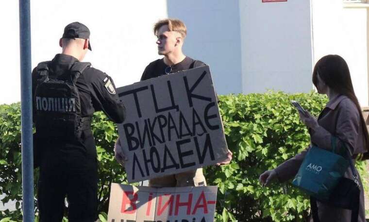 Парень, который выходил на митинг против ТЦК, сбежал в Румынию