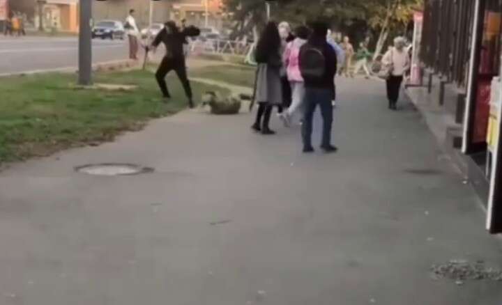In Uzhhorod, a man threw a soldier over his shoulder to the ground and fled