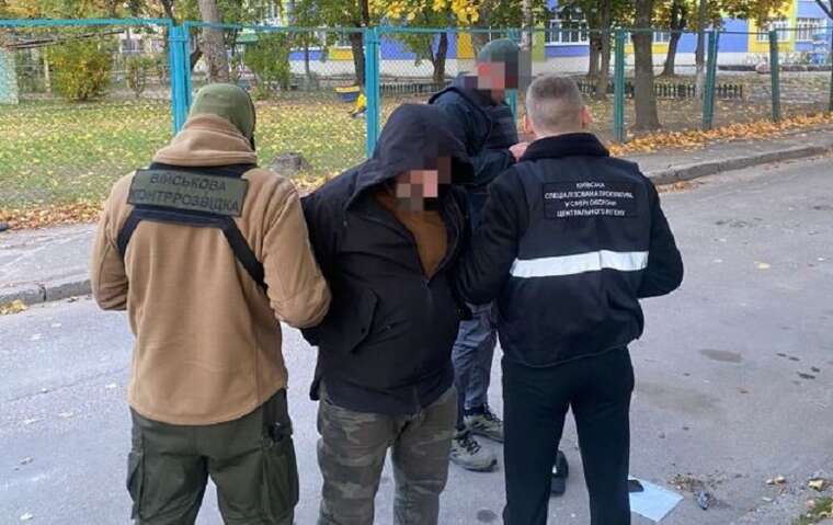 Помічника начальника Подільського РТЦК в Києві затримали на хабарі