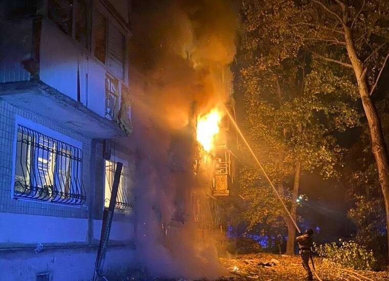 Ворог атакував Київ "шахедами": після вибухів спалахнули пожежі, є постраждалі