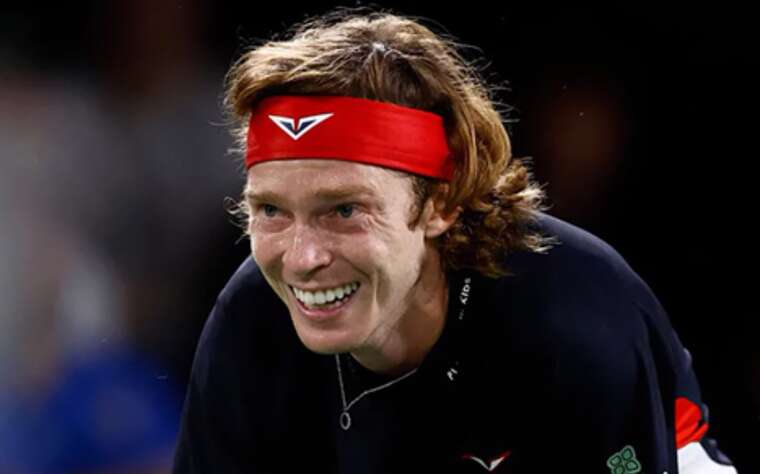 Российский теннисист устроил истерику с бросанием бутылок на турнире в Париже