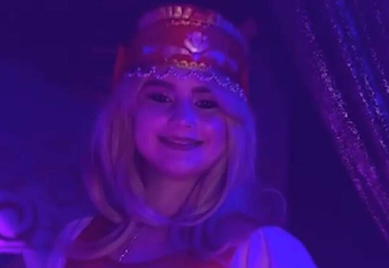 В російському Челябінську стриптизерок вдягли в сарафани і кокошники після візиту мера