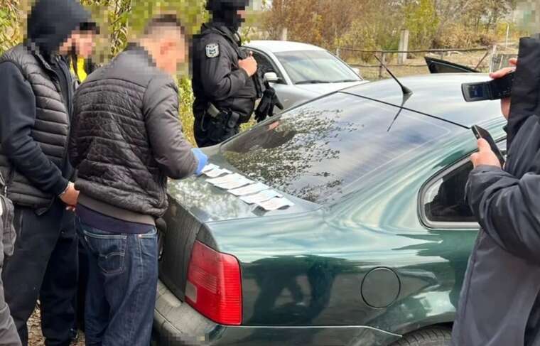 На Житомирщине арестовали двух мужчин, которые "требовали" деньги у жены военнослужащего