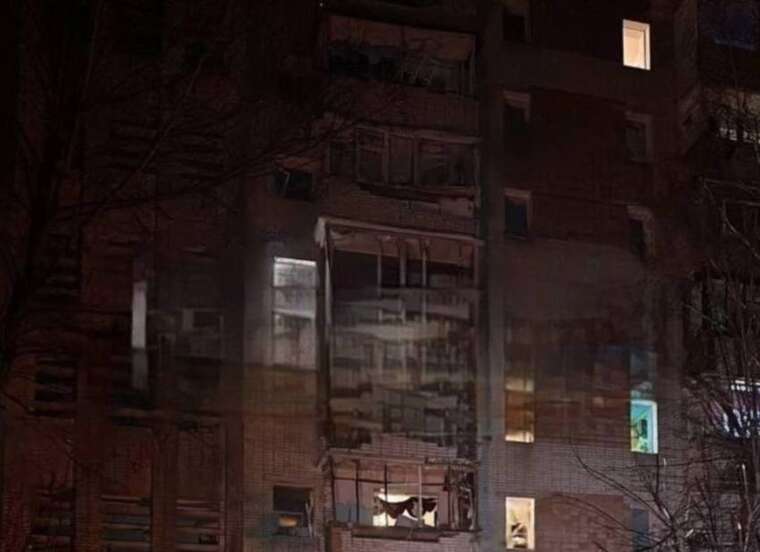 "Шахед" влучив у багатоповерхівку в Сумах: є постраждалі, момент удару потрапив на відео