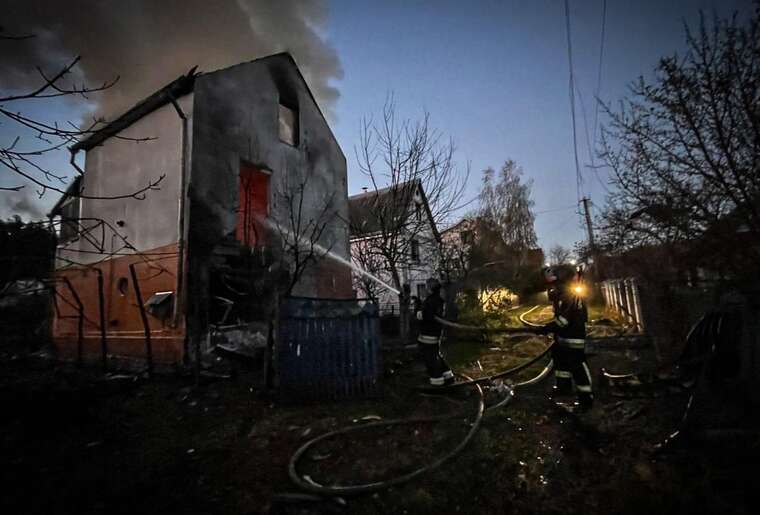 З’явилися нові фото наслідків атаки дронів на Київ: уламки падали в п’яти районах