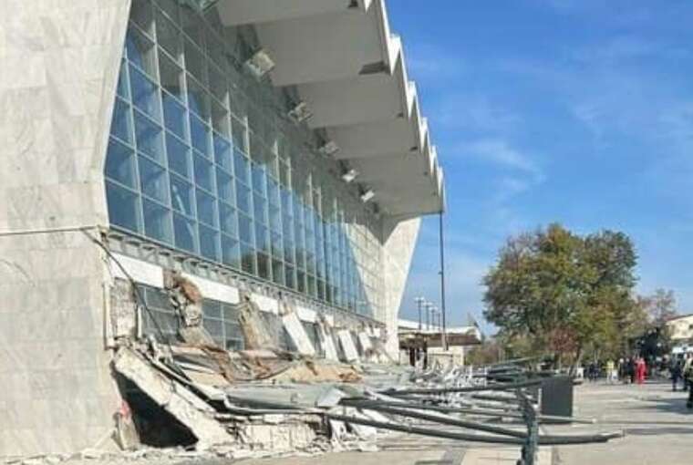 В Сербии прошла антиправительственная акция протеста из-за обрушения на железнодорожном вокзале