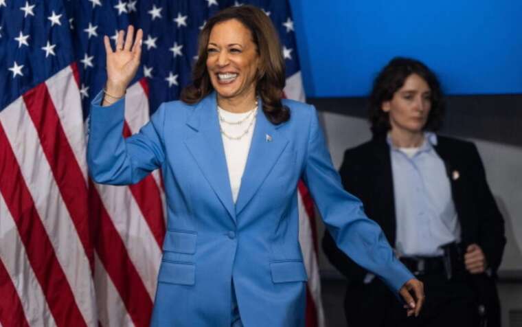 Гарріс обходить Трампа у чотирьох «хитких» штатах