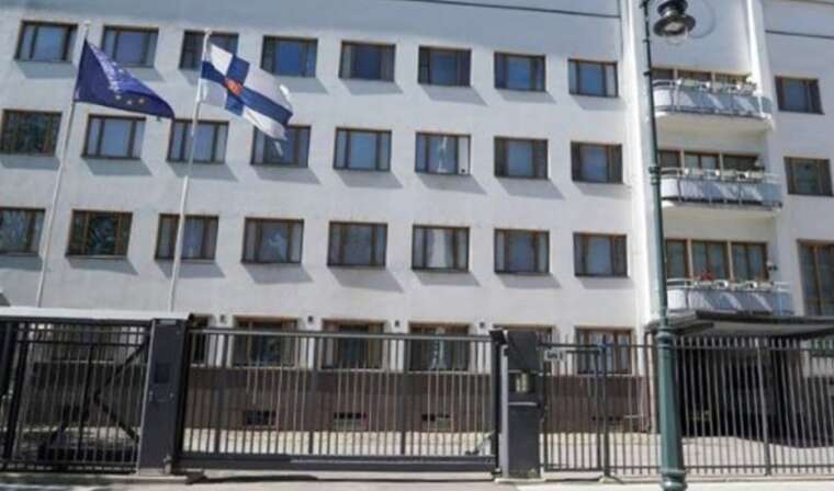 У Москві обмалювали фарбою та закидали яйцями посольство Фінляндії