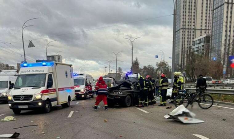 ДТП у Києві: внаслідок аварії загинув військовий, ще троє госпіталізовані