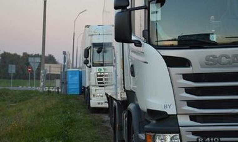 В Донецькій області окупанти використовують цивільні фури для перевезення зброї та боєприпасів