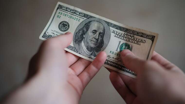 Долар піднявся відносно основних валют у передчутті перемоги Трампа