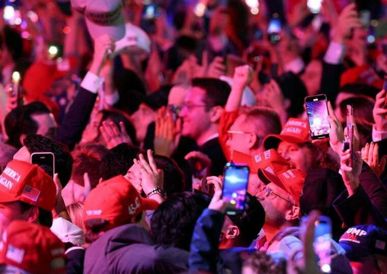 Прихильники Трампа святкують тріумф біля резиденції республіканця