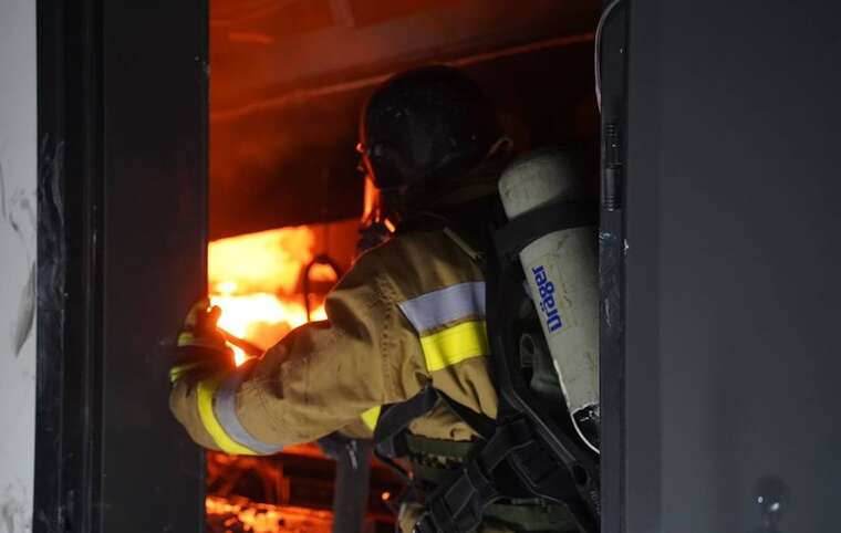 У Києві на Печерську сталася пожежа в багатоповерхівці через атаку "шахедів"