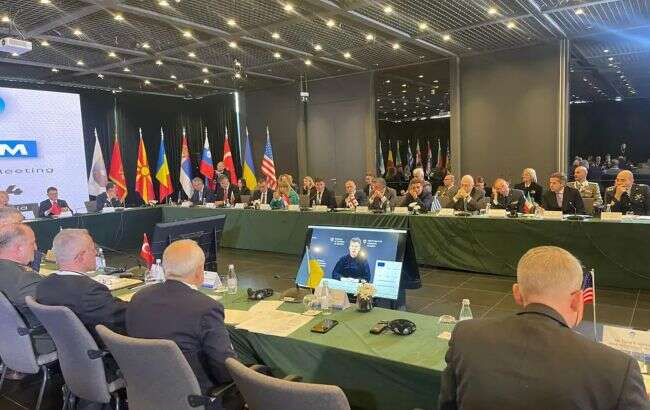 У МО закликали Східну Європу створити "Гуманітарний щит" над заходом України