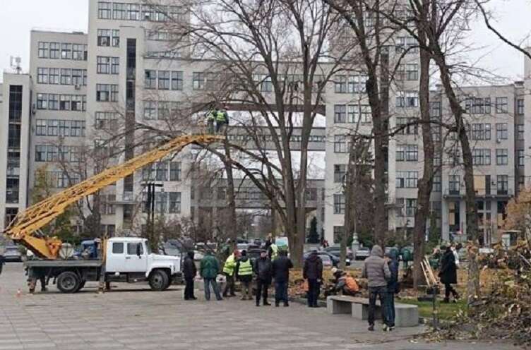 У Харкові усувають наслідки нічних прильотів