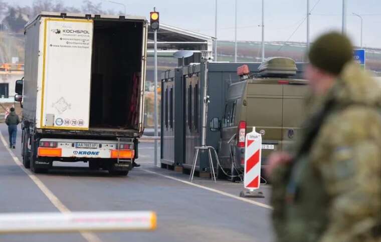 Польща змінила правила для вантажівок з України, зробивши їх більш жорсткими