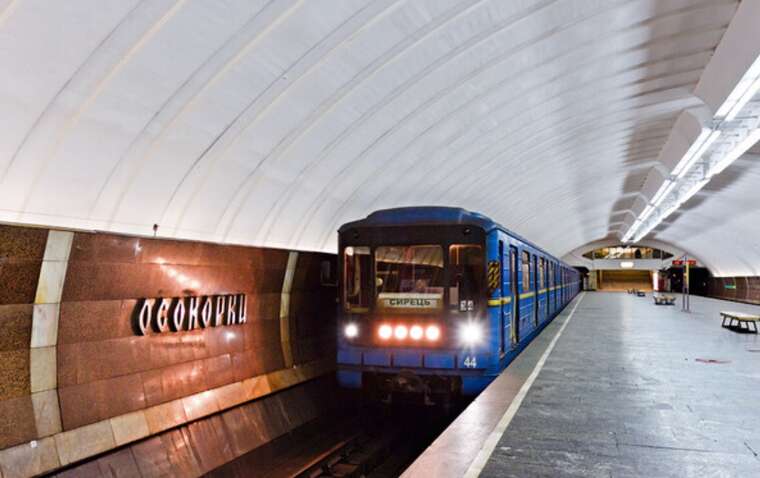 У Києві на знаку метро "Осокорки" дівчина скоїла самогубство