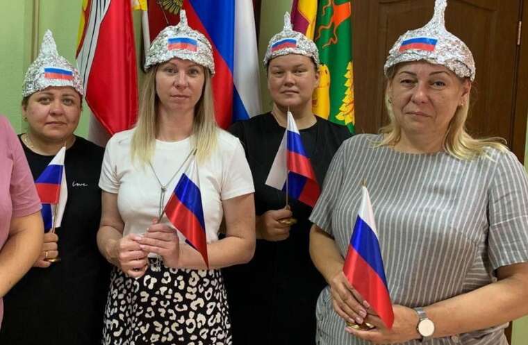 У РФ вчителі захистилися від "НАТівських супутників" шапочками з фольги