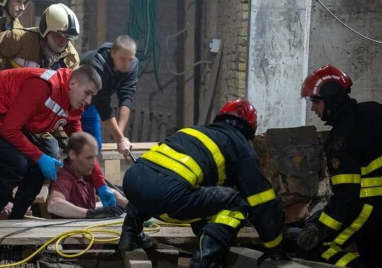 У центрі столиці на чоловіка завалилася стіна вагою у пів тонни