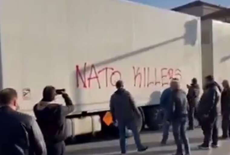 У Греції комуністи заблокували вантажівки з допомогою для України