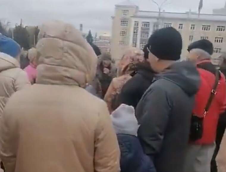 У російському Курську жителі Суджі, які тікали від війни, влаштували протест