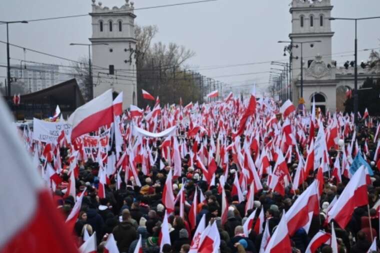 У Варшаві на Марш незалежності вийшли приблизно 100 тисяч людей
