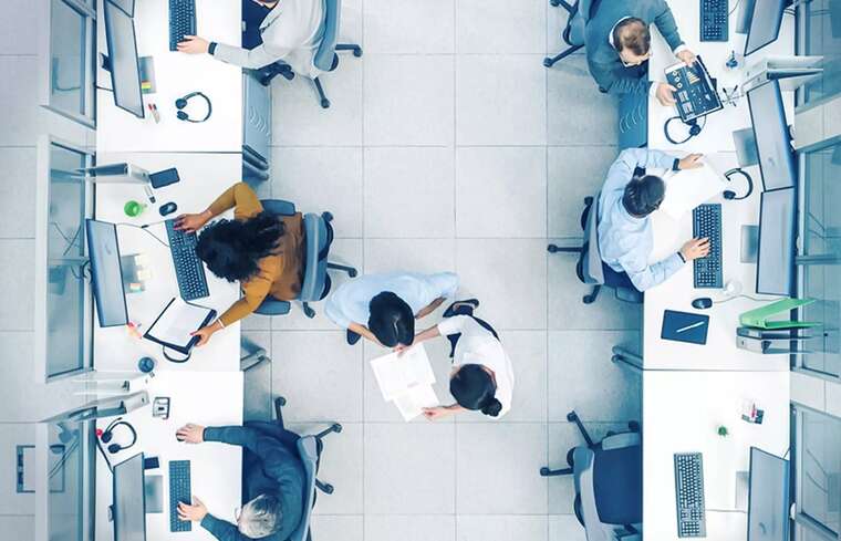 Кожен третій зумер панічно боїться користуватися офісним туалетом, — NY Post