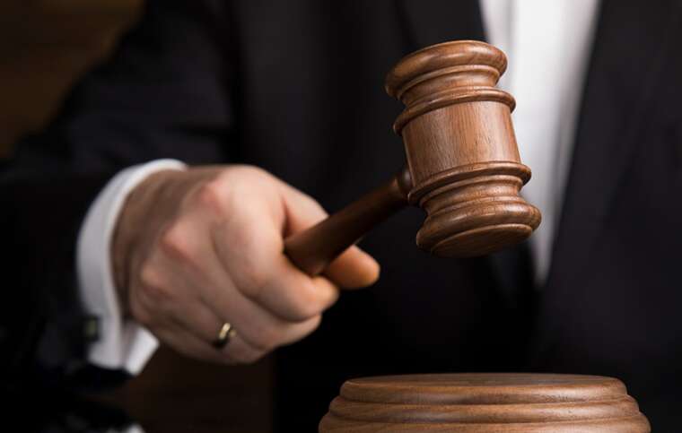 A former employee of the National Bank, who 10 years ago allowed the theft of a bag of gold, has escaped punishment