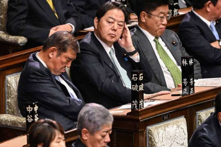 В Японії прем’єр задрімав під час його переобрання в парламенті