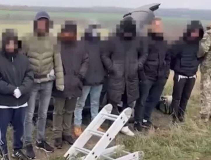 Border guards detained a group of men who planned to illegally cross the border into Moldova