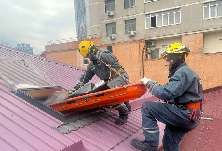 У столиці на даху триповерхового будинку знайшли тіло дівчини