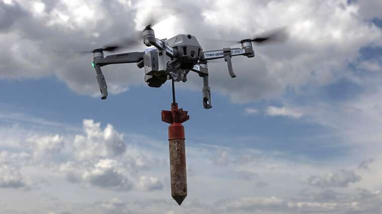 Російські військові на ходу вистрибують із багі, аби врятуватися від атаки дрона ЗСУ