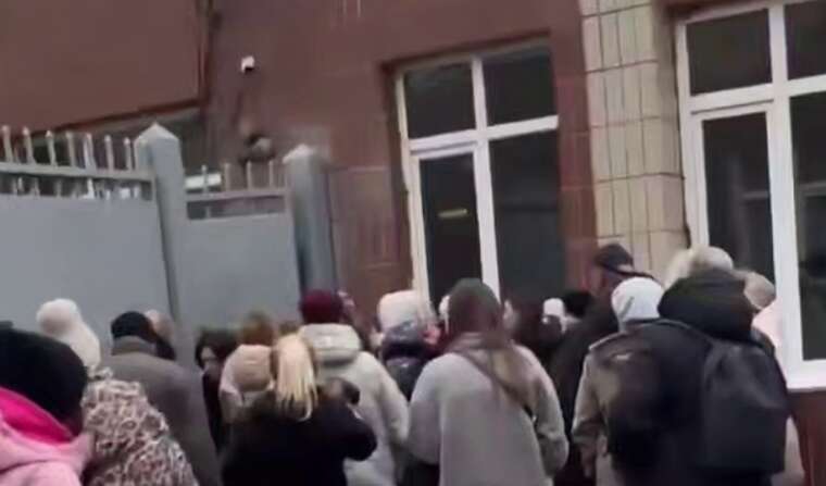 In Kyiv, relatives of forcibly mobilized individuals blocked the entrance to the TRC