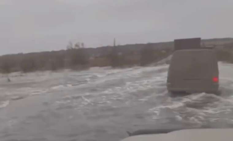 Нещодавнє руйнування Курахівської дамби призвело до затоплення доріг на околицях міста