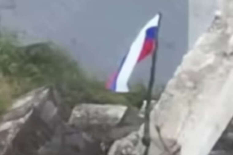 At the border with Chernihiv region, Russian soldiers have installed the Russian flag