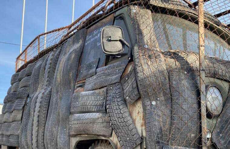 В сети показали кастом "буханки" оккупантов покрышками: защита от дронов "по-руZZки"