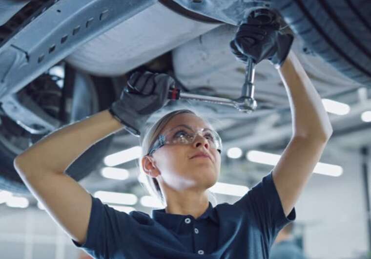 В Україні планують направити жінок на роботу слюсарями, зварювальниками і фрезерувальниками