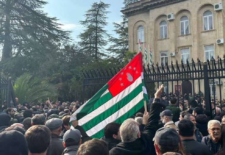 В Абхазії протестуюча опозиція вимагає відставки «президента»