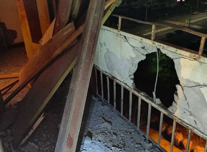 Нічна атака окупантів на Київ: уламки дрона пошкодили будинок