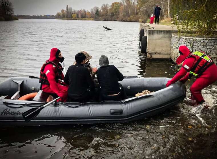 В Киевской области трое рыбаков едва не утонули в Днепре