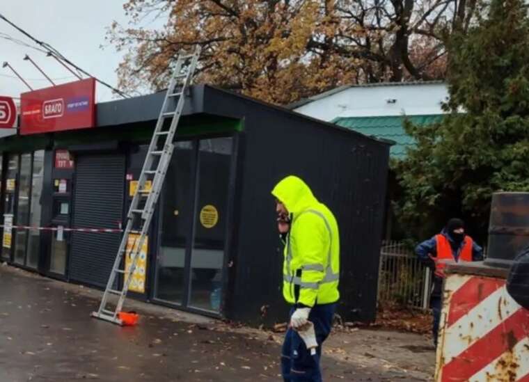 У столиці демонтують МАФи біля станції метро "Нивки"