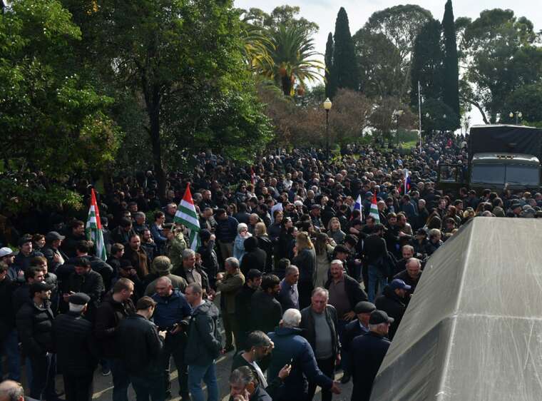 В Абхазии протестующие отвергли предложение о досрочных выборах