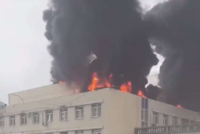 У російському Єкатеринбурзі спалахнула пожежа в лікарні: люди стрибають із вікон