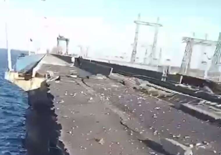 У ЗМІ повідомляють, що окупанти завдали ударів по Кременчуцькій ГЕС: з’явилося відео
